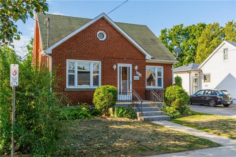 Property listing for #1-157 Alice St., Brantford, ON