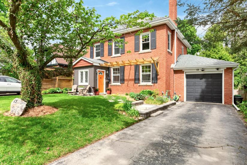 Property listing for 13 Tweedsmuir Ave., Dundas, ON
