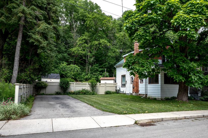 Property listing for 47 Witherspoon St., Dundas, ON