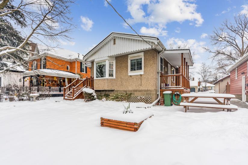 Property listing for 15 Dundas St, Dundas, ON