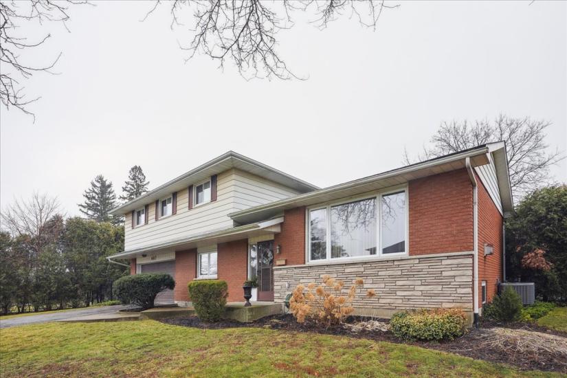 Property listing for 607 Iroquois Ave., Ancaster, ON
