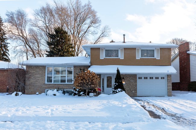 Property listing for 35 Shalfleet Blvd., Brantford, ON