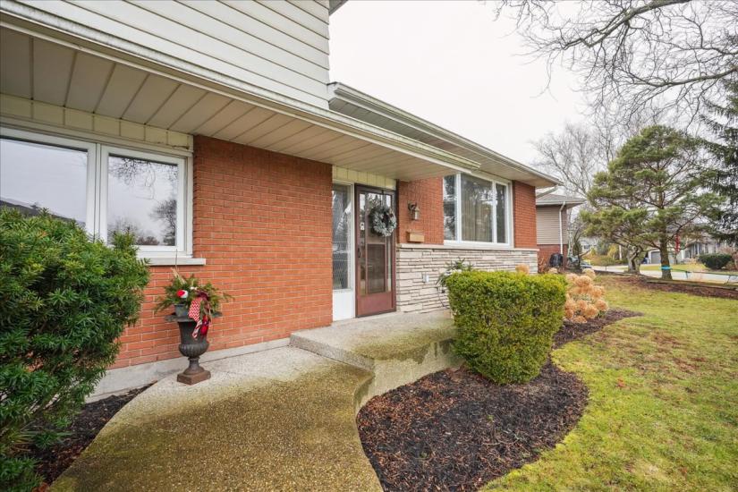 Property listing for 607 Iroquois Ave., Ancaster, ON