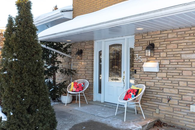 Property listing for 35 Shalfleet Blvd., Brantford, ON