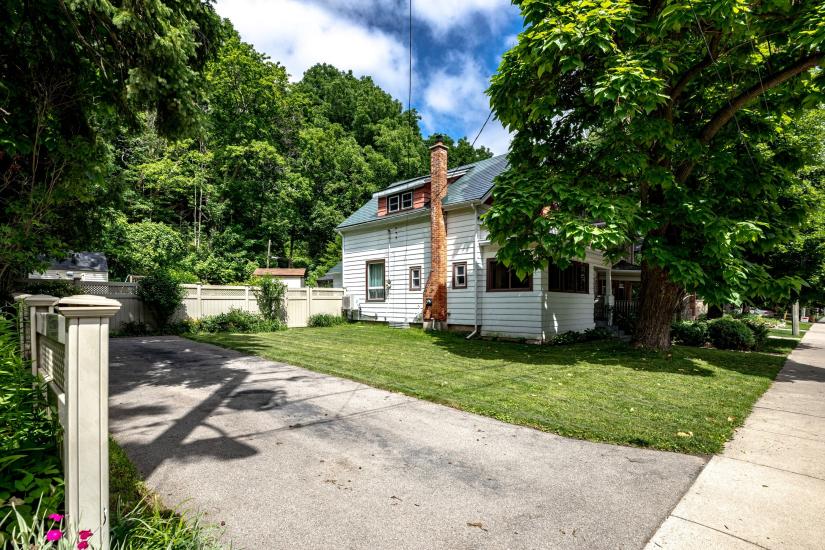 Property listing for 47 Witherspoon St., Dundas, ON
