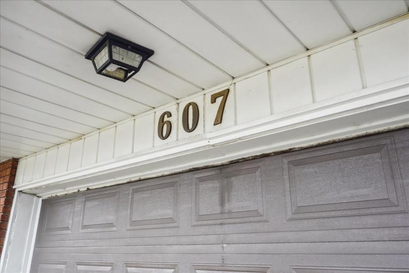 Property listing for 607 Iroquois Ave., Ancaster, ON