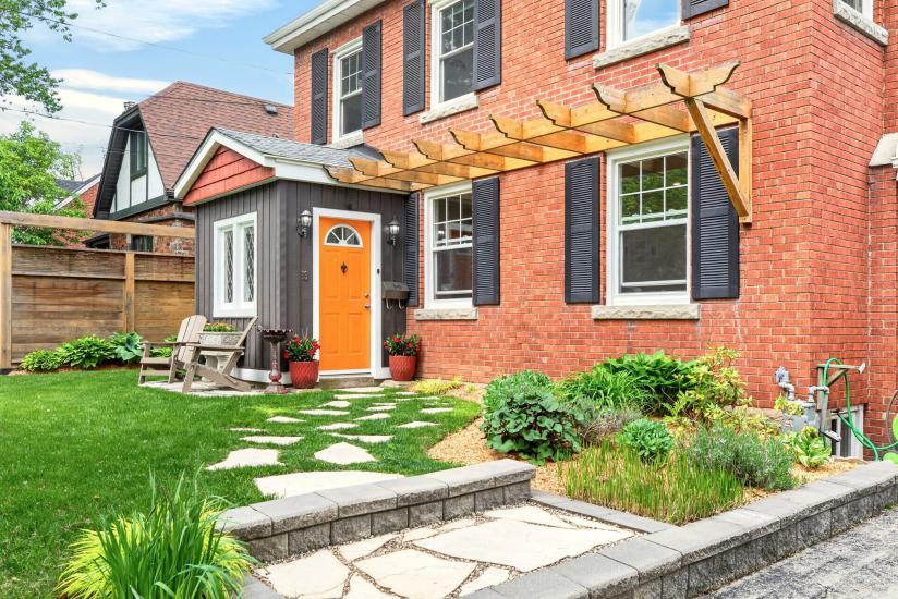 Property listing for 13 Tweedsmuir Ave., Dundas, ON