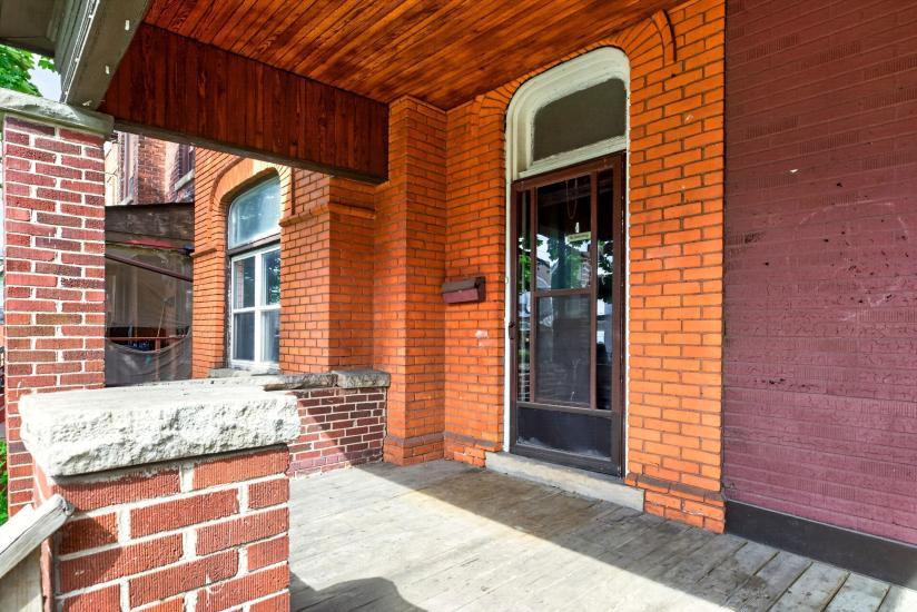 Property listing for 86 Sherman Ave. N., Hamilton, ON