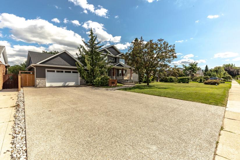 Property listing for 98 First Rd. W., Stoney Creek, ON