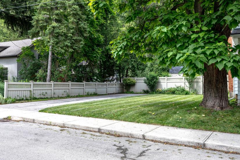 Property listing for 47 Witherspoon St., Dundas, ON