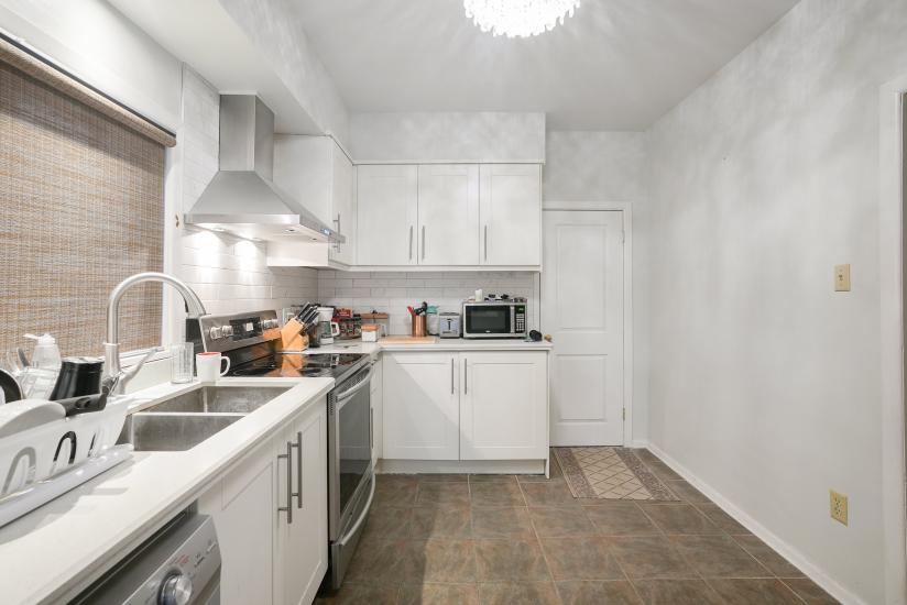 Property listing for 115 Balsam Ave S, Hamilton, ON