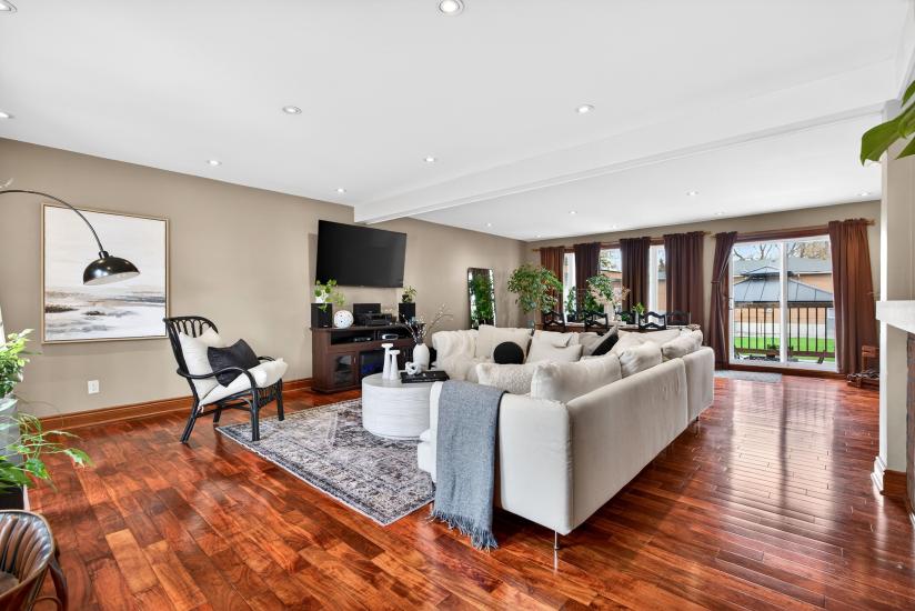 Property listing for 380 East 37th St., Hamilton, ON