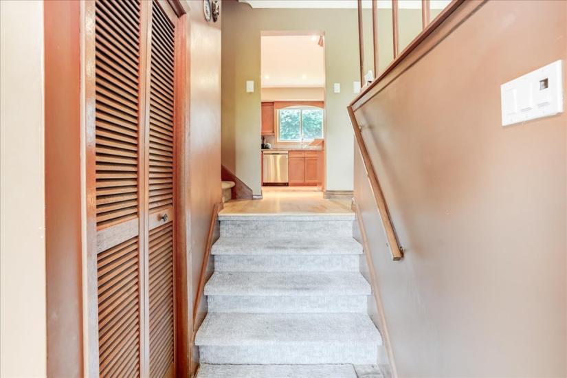 Property listing for 607 Iroquois Ave., Ancaster, ON