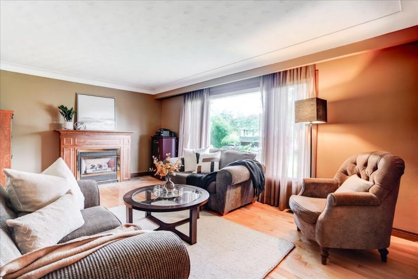 Property listing for 607 Iroquois Ave., Ancaster, ON