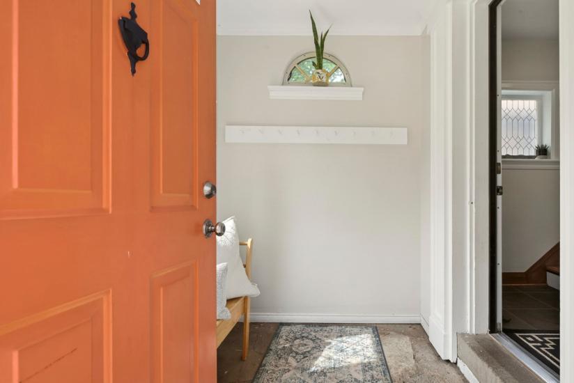 Property listing for 13 Tweedsmuir Ave., Dundas, ON