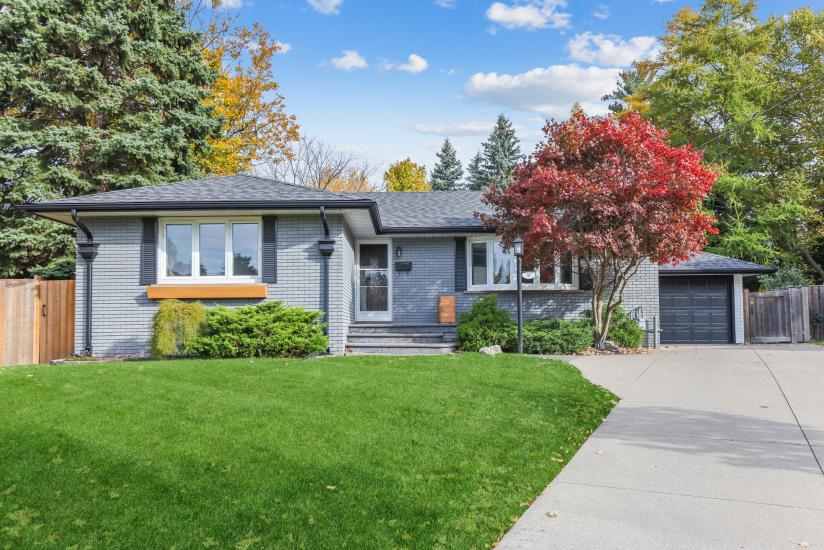 Property listing for 57 Middle Crest Street, Ancaster, ON