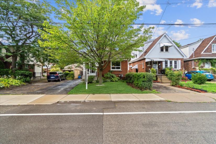 Property listing for 133 Longwood Rd. N., Hamilton, ON