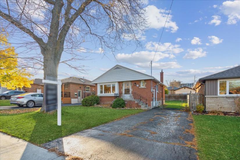 Property listing for 272 East 44th St., Hamilton, ON