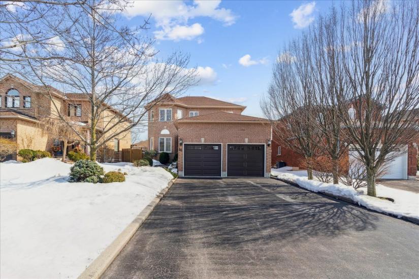 Property listing for 16 Fenwick Place, Waterdown, ON