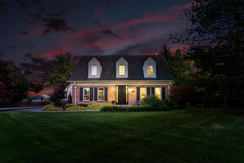 Property listing for 34 Gladiola Dr., Carlisle, ON