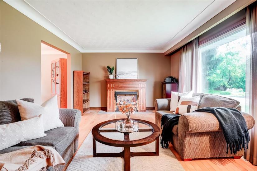 Property listing for 607 Iroquois Ave., Ancaster, ON