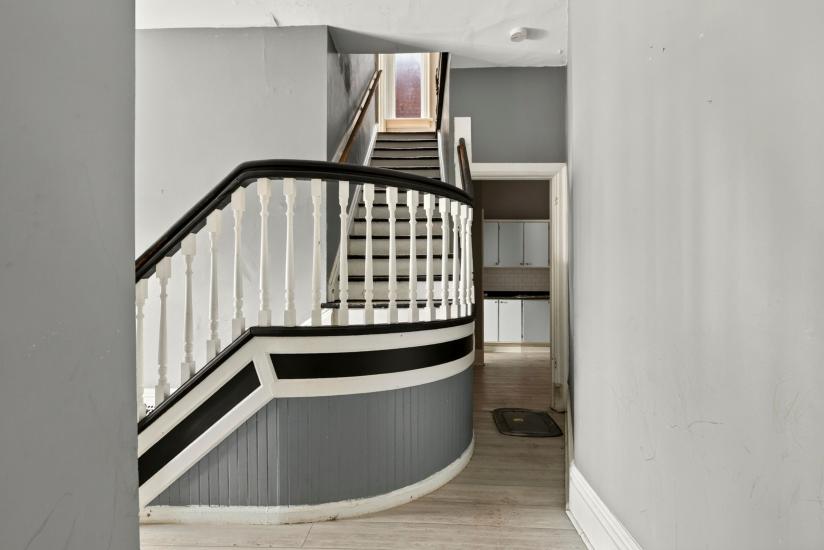 Property listing for 86 Sherman Ave. N., Hamilton, ON