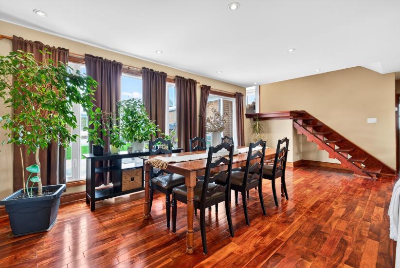 Property listing for 380 East 37th St., Hamilton, ON