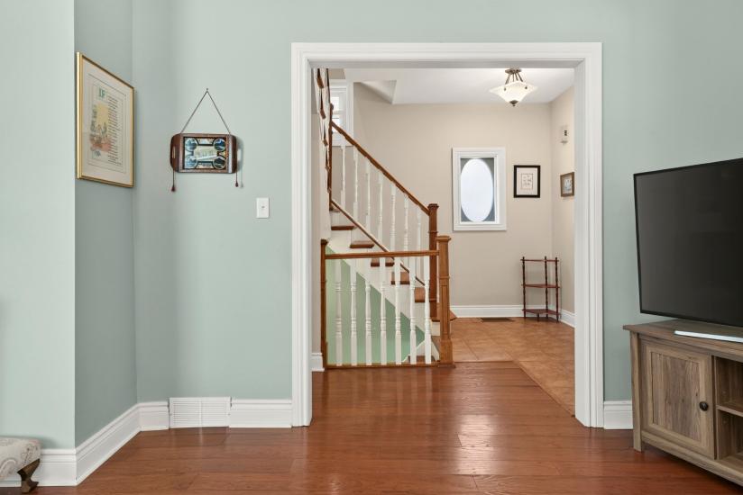 Property listing for 47 Witherspoon St., Dundas, ON