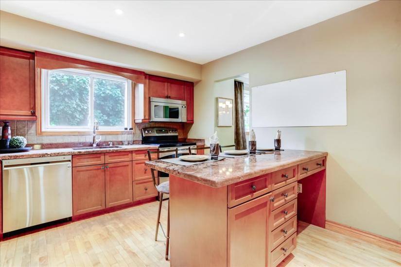 Property listing for 607 Iroquois Ave., Ancaster, ON