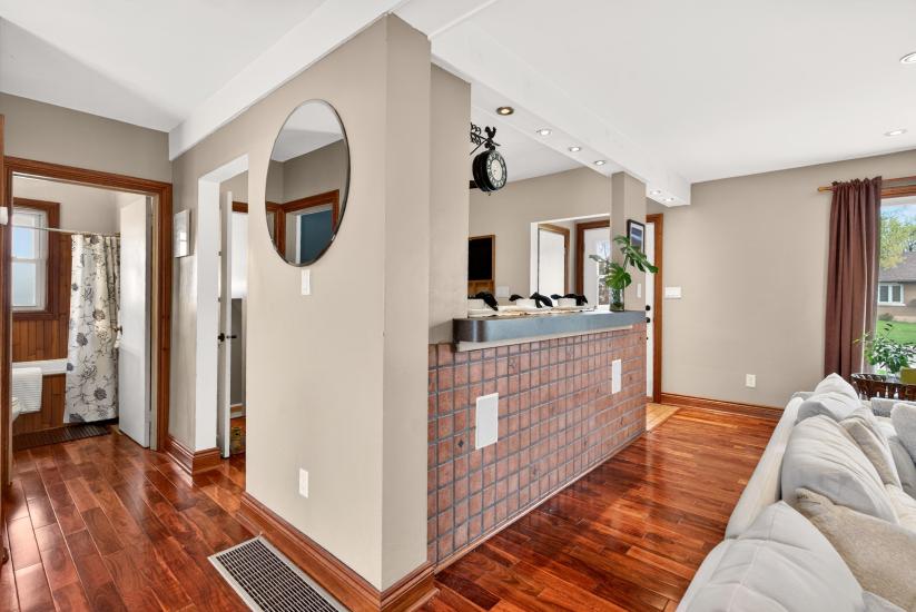 Property listing for 380 East 37th St., Hamilton, ON