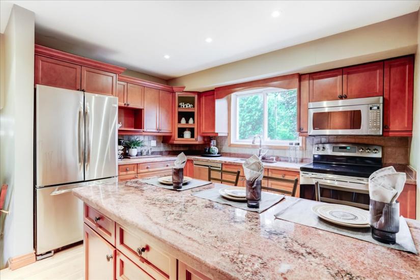 Property listing for 607 Iroquois Ave., Ancaster, ON