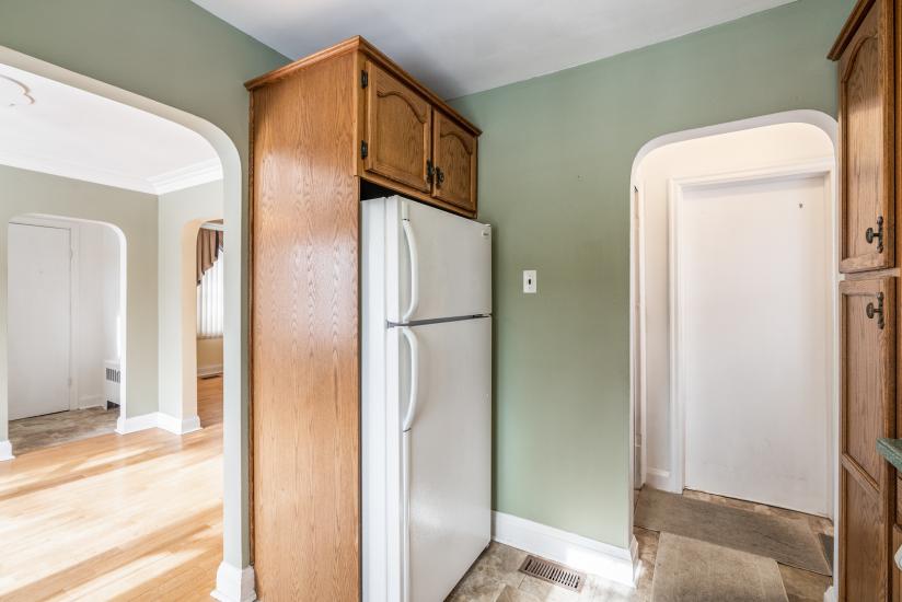 Property listing for 15 Dundas St, Dundas, ON