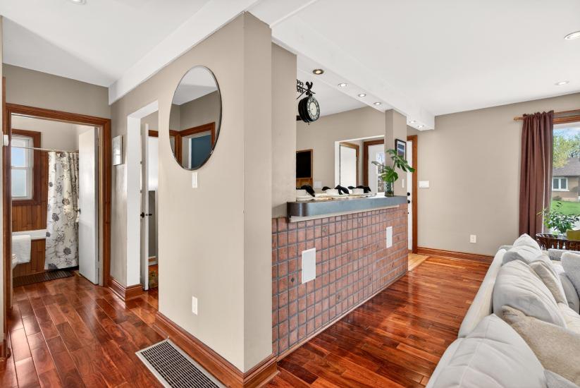 Property listing for 380 East 37th St., Hamilton, ON