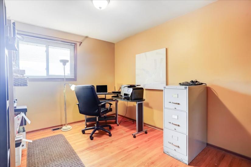 Property listing for 607 Iroquois Ave., Ancaster, ON