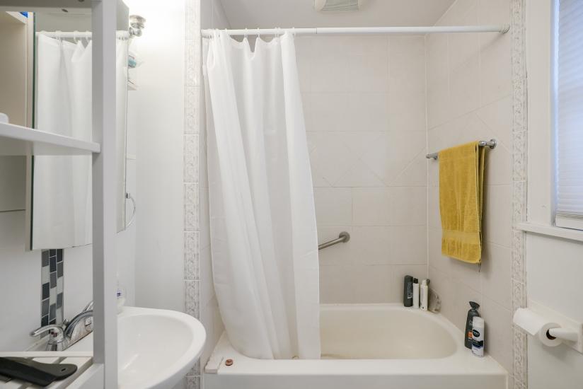 Property listing for 115 Balsam Ave S, Hamilton, ON