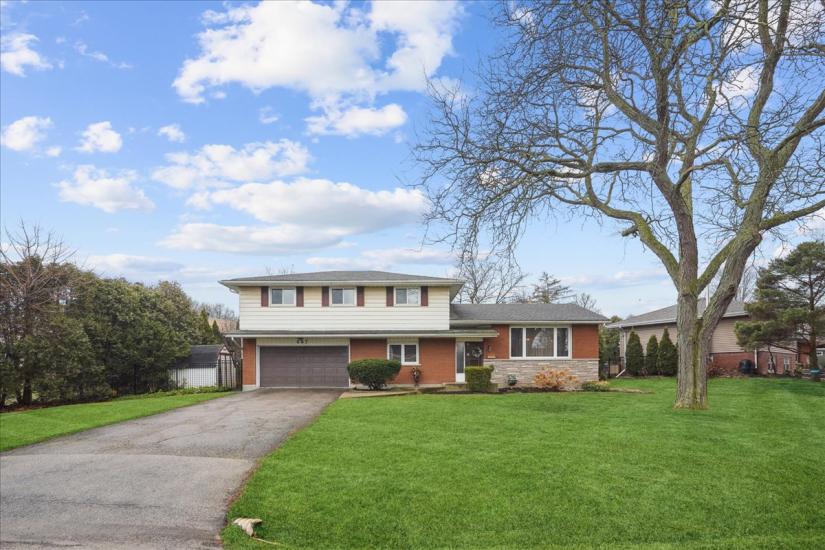 Property listing for 607 Iroquois Ave., Ancaster, ON