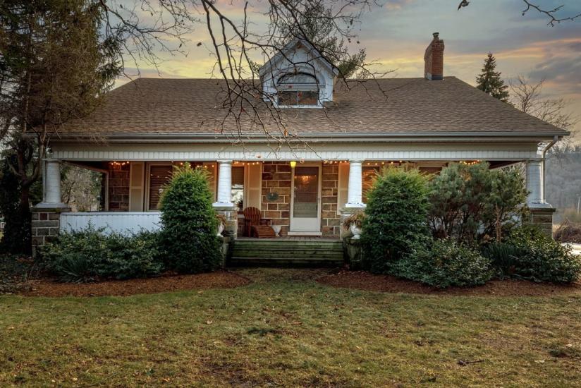 Property listing for 982 HWY 8, Stoney Creek, ON