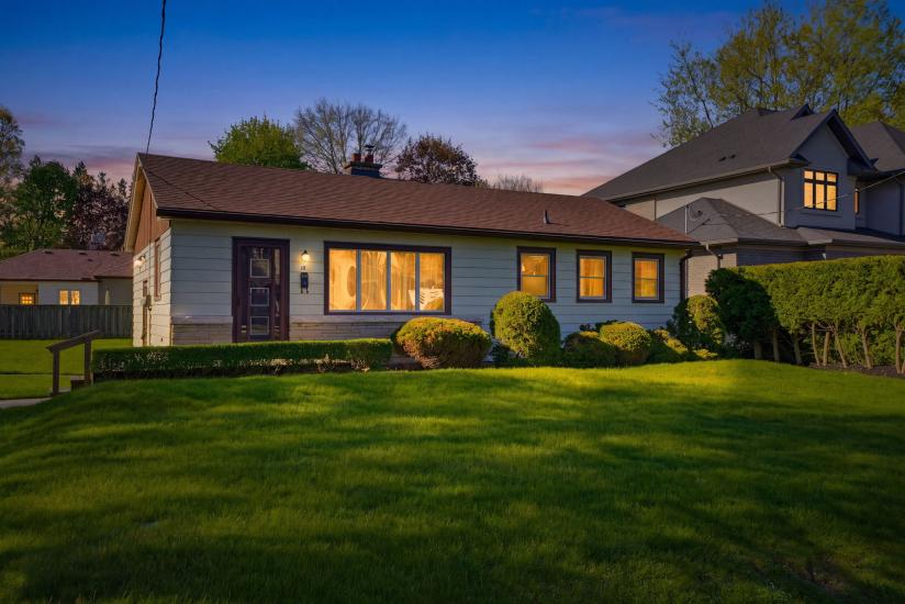 Property listing for 10 Oakley Crt., Ancaster, ON