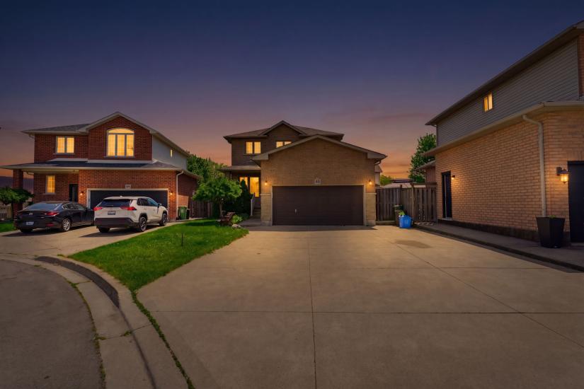 Property listing for 40 Lanza Crt., Hamilton, ON