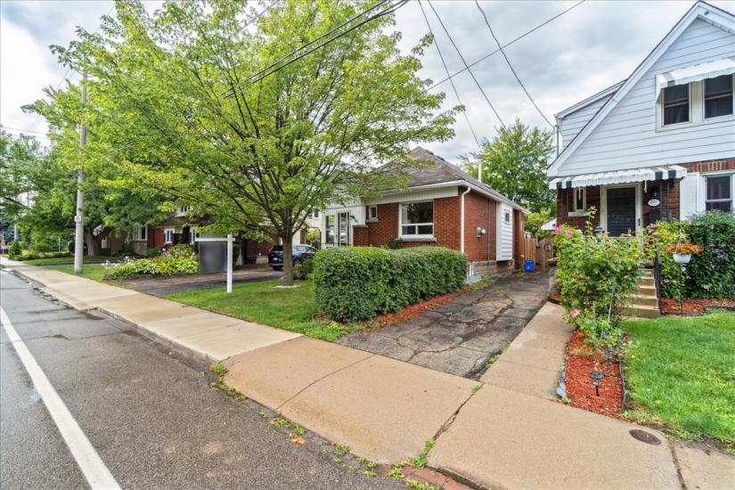 Property listing for 133 Longwood Rd. N., Hamilton, ON