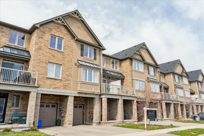 Property listing for 209 Westbank Trail, Hamilton, ON