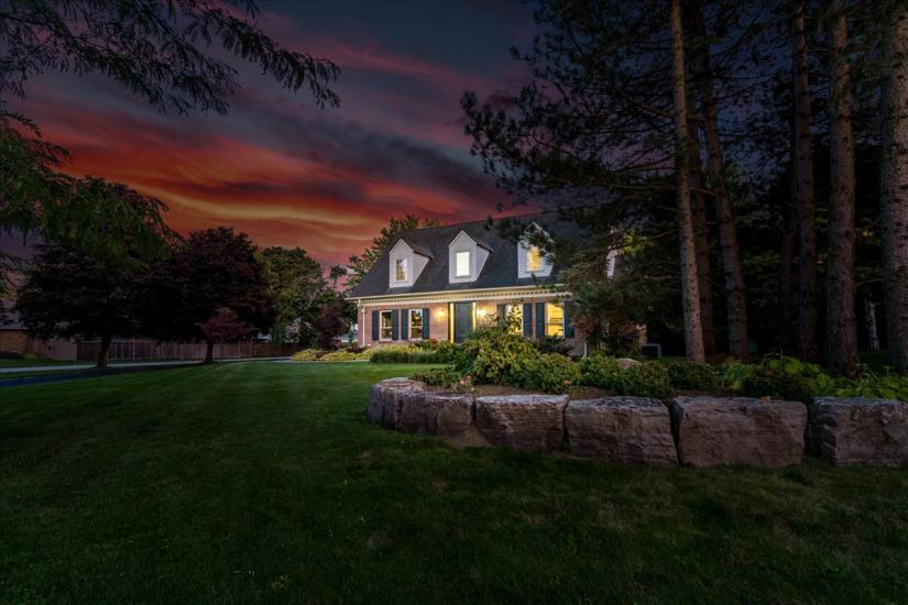 Property listing for 34 Gladiola Dr., Carlisle, ON