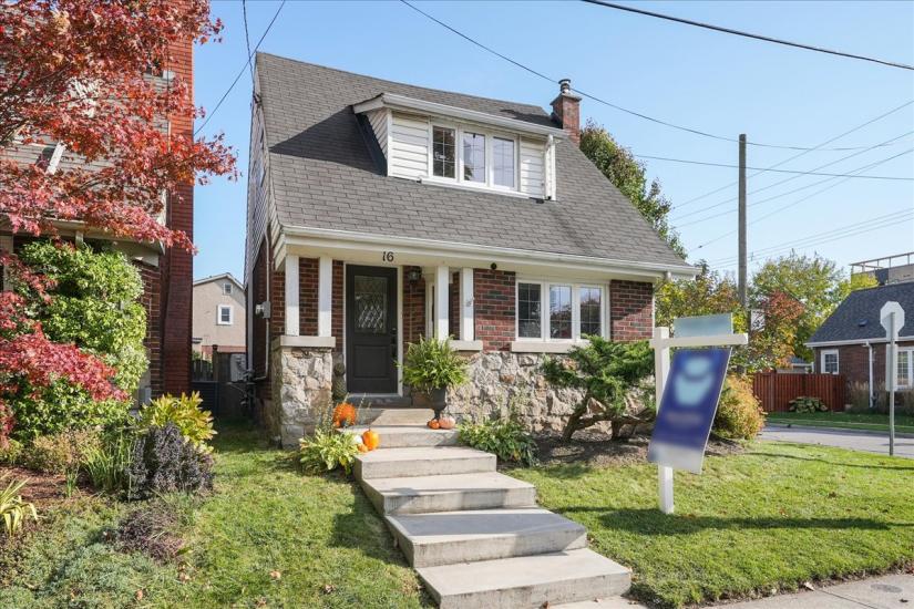 Property listing for 16 Paradise Rd. N., Hamilton, ON