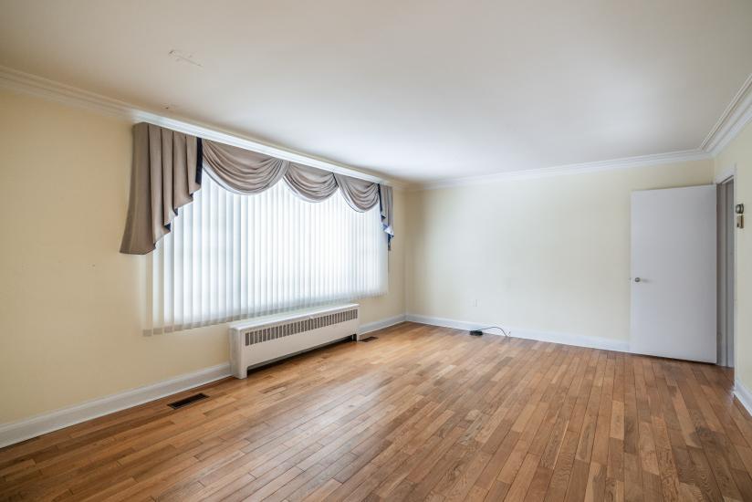 Property listing for 15 Dundas St, Dundas, ON