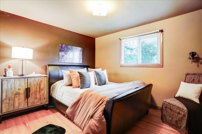 Property listing for 607 Iroquois Ave., Ancaster, ON