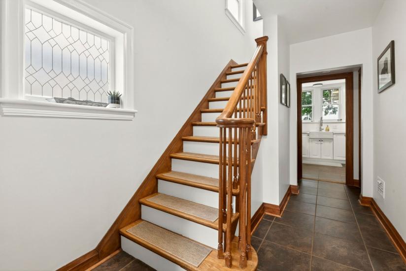 Property listing for 13 Tweedsmuir Ave., Dundas, ON