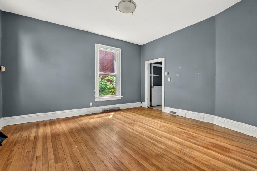 Property listing for 86 Sherman Ave. N., Hamilton, ON