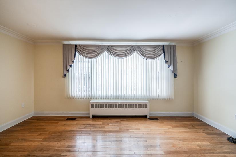 Property listing for 15 Dundas St, Dundas, ON