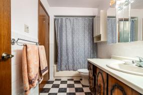 Property listing for 42 Beston Dr., Hamilton, Ontario