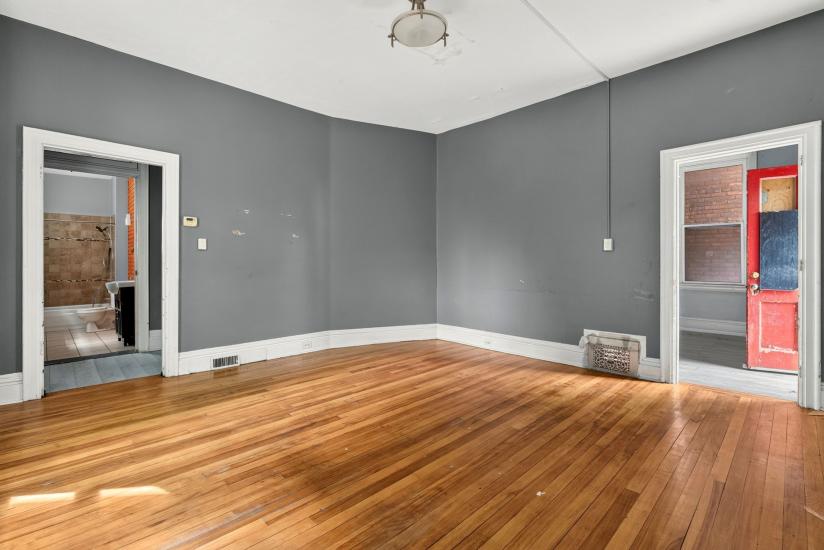 Property listing for 86 Sherman Ave. N., Hamilton, ON